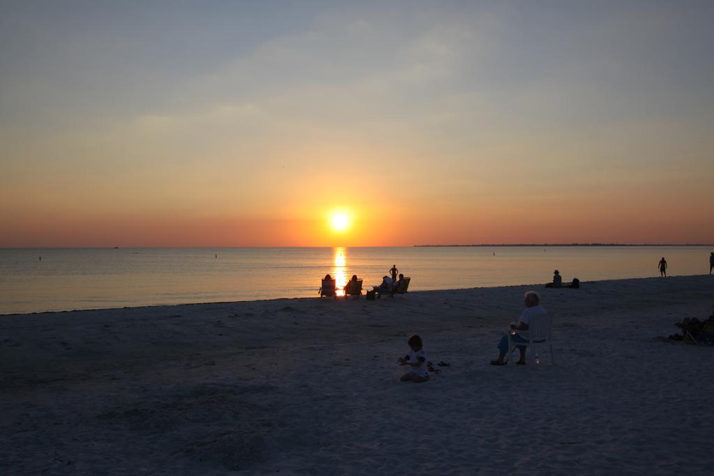 Lighthouse Resort: Inn & Suites Fort Myers Beach Bagian luar foto